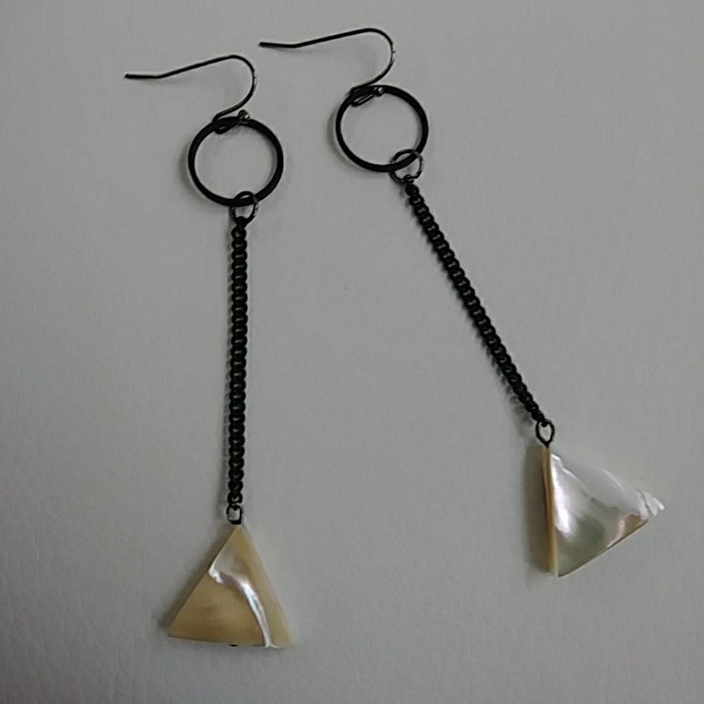 Pearl Shell Minimalist Triangle Earring - Picture 2 of 8